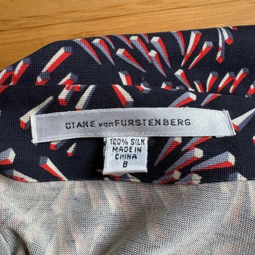 EUC Diane Von Furstenberg - 100% Silk Dress. Size 8 - Picture 3 of 6
